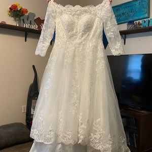 We’re selling my fiancés brand new wedding dress. Never been worn only tried on.